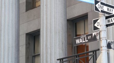 New York Şehri Birleşik Devletleri. Aşağı Manhattan Mali Bölgesi Şehir Mimarisi. Borsa binasının yanındaki Amerikan Wall Street yol tabelası, Amerikan Borsası. Tek yön trafik oku işareti.