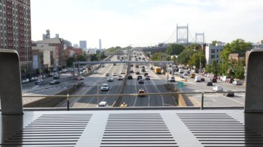 Astoria 'daki Triborough Köprüsü, Robert F. Kennedy Köprüsü, New York. Ditmars Steinway, NYC, ABD yakınlarındaki Queens 'teki metro istasyonundan gelen çoklu şerit taşıma otoyolu..