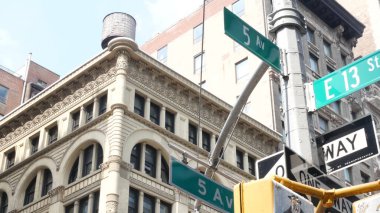5. Cadde tabelası, Manhattan şehir merkezi mimarisi, New York 5. av sokağı köşesi. Trafik kavşağı tabelası, ABD. Amerika 'da gayrimenkul, yerleşim yeri. Çatıdaki su kulesi tankı