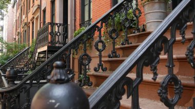 New York City konak binası, Brooklyn Heights yerleşim bölgesi, ABD. Brownstone şehir mimarisi, bağlı ev. Amerika Birleşik Devletleri emlak, Amerikan mülkü, New York 'ta apartmanlar ve evler.