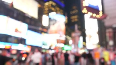 New York City Times Meydanı, Manhattan Midtown Broadway Caddesi, ABD. Amerikan NYC şehir hayatı. İnsanlar yayaların dikkatini dağıttı, zebra yaya geçidi. Reklam tabelaları, ticari reklamlar, reklam panoları parlıyor.