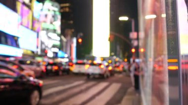 New York City Times Meydanı Manhattan Midtown Broadway Caddesi, ABD. Amerikan NYC şehir hayatı. Odağını kaybetmiş insanlar yayalar, zebra yaya geçidi. Yol trafiği. Reklam tabelaları, reklam panoları