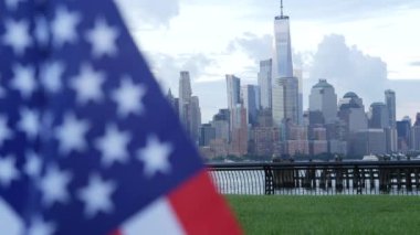 New York City rıhtım silueti, Manhattan Şehir Merkezi Dünya Ticaret Merkezi gökdeleni. New Jersey, ABD 'den şehir manzarası. Amerikan bayrağı 11 Eylül, ABD. Bağımsızlık ve Hatıra sembolü. Rüzgâr