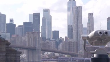 New York Şehri Brooklyn Köprüsü gözcüsü, kule görüntüleme dürbünü, Dumbo, ABD. Limana bakan Manhattan şehir merkezi, gökdelen silüeti. Riverfront turizm güvertesi, East River. Dünya Ticaret Merkezi.