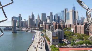 Manhattan Köprüsü 'nden Brooklyn Köprüsü. New York City şehir merkezi, finans bölgesi şehir merkezi, Dünya Ticaret Merkezi. FDR Drive karayolu üzerindeki taşımacılık trafiği, Doğu Nehri suyu, ABD.