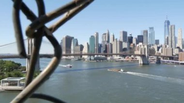 Manhattan Köprüsü 'nden Brooklyn Köprüsü. New York City şehir merkezi, finans bölgesi şehir merkezi, Dünya Ticaret Merkezi. Amerika 'ya git. Doğu Nehri kıyısında mimarlık, Amerika Birleşik Devletleri. Dumbo atlıkarınca