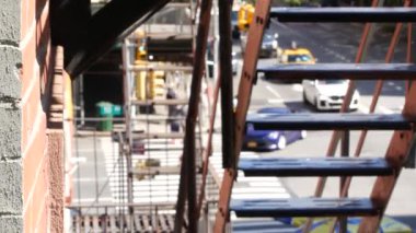 New York City klasik bina mimarisi. Kentsel konutların dış tarafı, ABD. Tipik tuğla cephesi. Yangın merdiveni. Chelsea bölgesi, yüksek hat, 10 Avenue. Cadde kavşağı, sarı taksi..