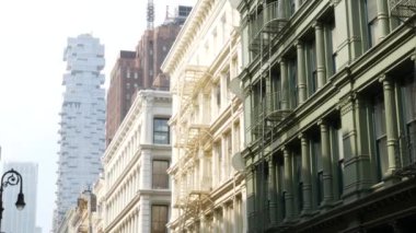 Broadway caddesi yakınlarındaki New York City Manhattan Soho moda bölgesi. Amerikan şehir binası cephesi, eski Amerikan mimarisi. New York, Amerika 'dan alışveriş. İş ve emlak işleri. Fener.