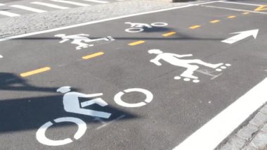 Bisiklet şeridi asfalt levhası, New York. Bisiklet yolu, bisikletçiler için bisiklet yolu, Manhattan. Patenler ve patenler için harika bir yol. Eğlence amaçlı spor etkinliği altyapısı, motosiklet bisikleti, ABD.