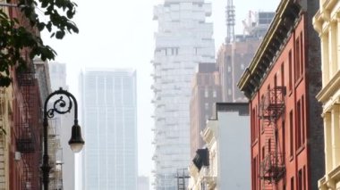 Broadway caddesi yakınlarındaki New York City Manhattan Soho moda bölgesi. Amerikan şehir binası cephesi, eski Amerikan mimarisi. New York, Amerika 'dan alışveriş. İş ve emlak işleri. Fener.