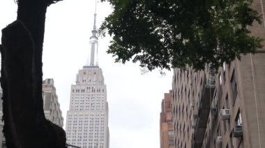 New York City Manhattan Midtown 34 sokak mimarisi. Empire State binası, ABD 'de ikonik gökdelen. Amerikan şehir manzarası, ünlü NYC kulesi, Birleşik Devletler.