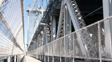 Manhattan Köprüsü 'nden Brooklyn Dumbo' ya. New York 'un sembolü, Amerika' nın seyahat yeri. Birleşik Devletler 'in mimarisi, turizm simgesi. Kablolu yayın köprüsü. Yaya yolu perspektifi.