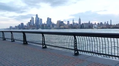 New York City rıhtımı, Manhattan Midtown Hudson Yards binaları, nehir manzaralı gökdelenler. Hoboken, New Jersey 'deki Pier A Park' tan rıhtım manzarası. Birleşik Devletler mimarisi. Hudson Nehri.