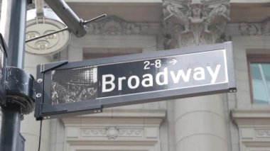 Broadway caddesi tabelası, Manhattan şehir merkezi finans bölgesi mimarisi, New York köşesi. Trafik levhası. Kahramanlar Kanyonu.