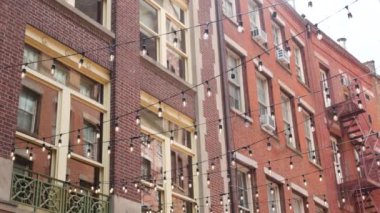 New York City klasik bina mimarisi. Evin dış cephesi. ABD 'de gayrimenkul. Tipik kırmızı tuğla cephesi. Manhattan şehir merkezi finans bölgesi, Stone Caddesi. Yangın merdiveni.