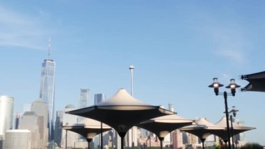 New York City rıhtımı, Manhattan şehir merkezi finans bölgesi, Dünya Ticaret Merkezi binası, nehir manzaralı gökdelenler. J Owen Grundy Park, New Jersey 'den. Birleşik Devletler mimarisi. Hudson..
