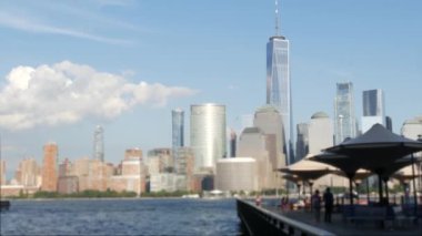 New York City rıhtımı, Manhattan şehir merkezi finans bölgesi, Dünya Ticaret Merkezi binası, nehir manzaralı gökdelenler. J Owen Grundy Park, New Jersey 'den. Birleşik Devletler mimarisi. Hudson..