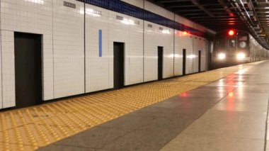New York metro istasyonu içi, kapalı yeraltı metro platformu. Metro treni, Amerikan demiryolu yolcusu toplu taşıma, Manhattan demiryolu taşımacılığı, NYC trafiği, ABD