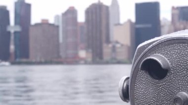 New York City rıhtım silueti, Manhattan Midtown binaları, doğu nehri kıyısında nehir kenarındaki gökdelenler. Rıhtım manzarası, kule manzarası, Gantry Plaza. Long Island, Queens 'te. Birleşik Devletler turizmi. Yağmurlu.