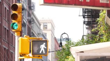 Broadway caddesi yakınlarındaki New York City Manhattan Soho moda bölgesi. Amerikan şehir binası cephesi, eski klasik Amerikan mimarisi. New York, Amerika 'dan alışveriş. İş ve konut mülkleri.