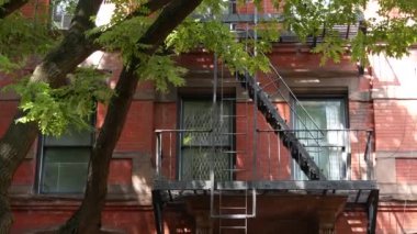 New York City klasik bina mimarisi, Manhattan, ABD. Şehir dışındaki konutlar. Birleşik Devletler 'de gayrimenkul. Tipik kırmızı tuğla cephesi. Yangın çıkışı, acil merdiven çıkışı..