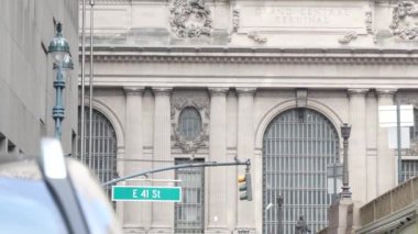 New York City Grand Central Terminali, 42 sokak, Park Avenue, Pershing Square mimarisi. Şehir merkezi, demiryolu ulaşımı. NYC kavşağı, Doğu 41. Cadde köşesi, kavşak tabelası.