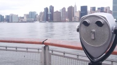 New York şehri kıyısı silueti, Manhattan şehir merkezi binaları, nehir kıyısındaki gökdelenler, doğu nehri suyu. Rıhtım manzarası, kule manzarası, Gantry Plaza. Long Island, Queens 'te. ABD Turizmi.