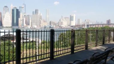 New York City Manhattan, Downtown Financial District Skyline şehir merkezi Brooklyn Heights gezinti güvertesi, Amerika Birleşik Devletleri. Kentsel mimari, FiDi Dünya Ticaret Merkezi ABD 'deki gökdelen..