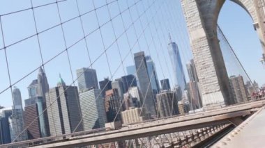 Brooklyn Köprüsü 'nden Manhattan' a, kablolar ve mavi gökyüzü. New York City silueti, finans bölgesi şehir manzarası. Dünya Ticaret Merkezi, ABD seyahat merkezi. Amerika Birleşik Devletleri. Hollanda açısı.