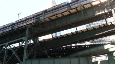 New York metrosu, metropol köprüsü, caddenin üstündeki metro yolu. Demiryolu taşımacılığı. Queensboro tren hattı. Queens Plaza toplu taşıma. Long Island şehri Birleşik Devletler