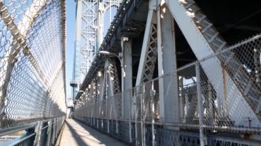 Manhattan Köprüsü 'nden Brooklyn Dumbo' ya. New York 'un sembolü, Amerika' nın seyahat yeri. Birleşik Devletler 'in mimarisi, turizm simgesi. Kablolu yayın köprüsü. Yaya yolu perspektifi.