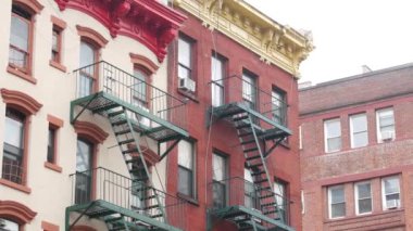 New York City klasik bina mimarisi, Manhattan, ABD. Şehir dışındaki konutlar. Birleşik Devletler 'de gayrimenkul. Tipik kırmızı tuğla cephesi. Yangın çıkışı, acil merdiven çıkışı..