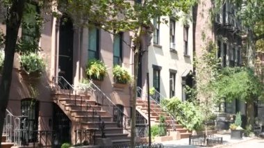 New York City konak binası, Brooklyn Heights yerleşim bölgesi, ABD. Brownstone şehir mimarisi, bağlı ev. Amerika Birleşik Devletleri emlak, Amerikan mülkü, New York 'ta apartmanlar ve evler.