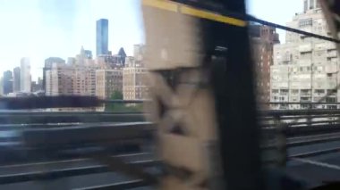 New York City Queensboro köprüsü Manhattan 'dan Queens' e. Kirli otobüs penceresinden kamera sallamak. Şehir merkezi toplu taşıma trafiği. NYC, ABD 'de ikamet eden semt evleri. Şehir hayatı.