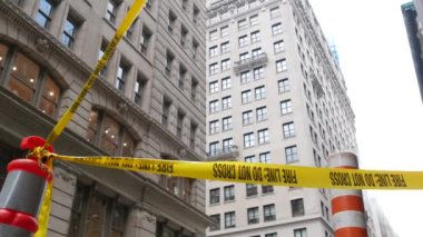 New York caddesinde buhar sızıntısı, turuncu buhar borusu yığını. Pipo dumanı. Con Edisons Buhar Operasyonları Sistemi, 5. Cadde, Manhattan Midtown. Sarı uyarı bandını geçmeyin.