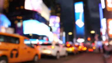 New York City Times Meydanı, Manhattan Midtown Broadway Caddesi, ABD. Amerikan NYC sarı taksi, şehir trafiği. - İnsanlar. Reklam tabelaları, ticari reklamlar, parlayan reklam panoları..