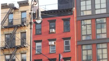 New York City klasik bina mimarisi, Manhattan, ABD. Şehir dışındaki konutlar. Birleşik Devletler 'de gayrimenkul. Tipik kırmızı tuğla cephesi. Yangın çıkışı, acil merdiven çıkışı..