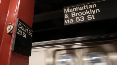 New York metro istasyonu içi, yeraltı metro platformu tabelası. Metro treni, demiryolu yolcusu toplu taşıma, Birleşik Devletler. Mesaj panosu, Manhattan, Brooklyn. Court Meydanı, NYC.