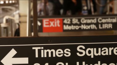 New York metro istasyonu içi, yeraltı metro platformu. Birleşik Devletler metro taşımacılığı. Yolcu treni trafiği. Mesaj işareti Times Meydanı, Grand Central, 42. İnsanlar ve eğitim.