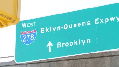Brooklyn Queens otoyol tabelası, New York otoyolu tabelası, yeşil trafik yol işareti kalkanı, Birleşik Devletler ulaşım aracı.
