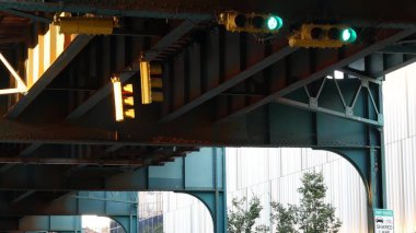 New York metrosu, metropol köprüsü, caddenin üstündeki metro yolu. Demiryolu taşımacılığı. Demiryolu hattı. Queens toplu taşımacılığı. Long Island City, Birleşik Devletler. Sarı trafik ışığı