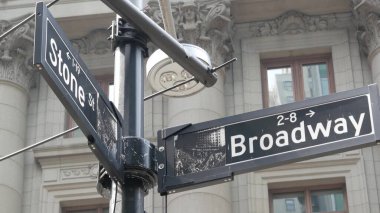 Broadway caddesi tabelası, Manhattan şehir merkezi finans bölgesi mimarisi, New York köşesi. Trafik levhası. Kahramanlar Kanyonu.