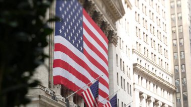 New York, Birleşik Devletler. Aşağı Manhattan Mali Bölgesi Şehir Mimarisi. Kocaman bir Amerikan bayrağı. Wall Street Borsa Binası, ABD Borsa Ticareti.