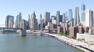 Manhattan Köprüsü 'nden Brooklyn Köprüsü. New York City şehir merkezi, finans bölgesi şehir merkezi, Dünya Ticaret Merkezi. FDR Drive karayolu üzerindeki taşımacılık trafiği, Doğu Nehri suyu, ABD.