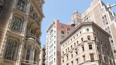 New York City Broadway, Manhattan şehir merkezi klasik bina köşe mimarisi. Şehir dışındaki konutlar. ABD 'de gayrimenkul. Tipik tuğla cephesi. Çatıdaki su kulesi, çatıdaki tank..