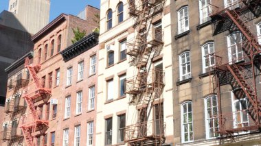 New York City klasik bina mimarisi, Manhattan, ABD. Şehir dışındaki konutlar. Birleşik Devletler 'de gayrimenkul. Tipik kırmızı tuğla cephesi. Yangın çıkışı, acil merdiven çıkışı..