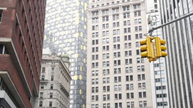 New York Şehri Su Sokağı kavşağı, sarı trafik ışığı, ulaşım yolu kavşağı, Birleşik Devletler. NYC Manhattan, şehir merkezindeki finans sektörü. Yükselen gökdelenler. Old Slip, Hanover Meydanı.