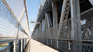 Manhattan Köprüsü 'nden Brooklyn Dumbo' ya. New York 'un sembolü, Amerika' nın seyahat yeri. Birleşik Devletler 'in mimarisi, turizm simgesi. Kablolu yayın köprüsü. Yaya yolu perspektifi.