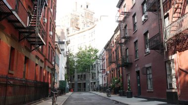 New York City klasik bina mimarisi. Şehir dışındaki konutlar. ABD 'de gayrimenkul. Tipik kırmızı tuğla cephesi. Greenwich Village Gay Caddesi. Yangın çıkışı, acil merdiven çıkışı..