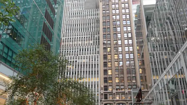 New York City Manhattan Midtown binası mimarisi, ABD 'de şehir sokağı. Broadway ve Bryant Park yakınlarındaki 42. Cadde 'de evleri olan evler, ABD' deki emlak mülkleri. Gerçeklik